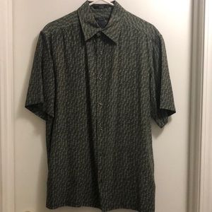Vintage Claiborne Men’s Medium Olive green print Silk button down, short sleeve